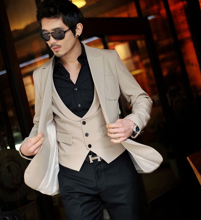 Nếu bạn là chàng trai trẻ trung và yêu thích phong cách khỏe khoắn năng động, hãy mặc chiếc áo blazer kẻ ca-rô, áo sơ mi trắng mặc trong và quần âu sáng màu cùng giày tây.