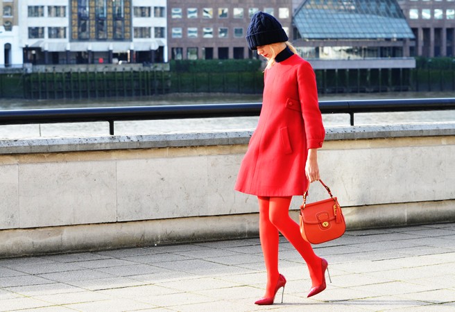 Bộ trang phục chủ đạo là màu đỏ rực rỡ mà vẫn rất nhã nhặn. Cô ấy làm ấm cả thời tiết lạnh giá!