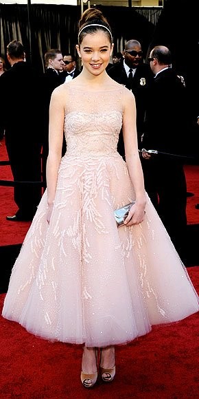 16 là số lớp vải của chiếc váy hiệu Marchesa mà Hailee Steinfeld đã mặc tới lễ trao giải Oscar năm ngoái.