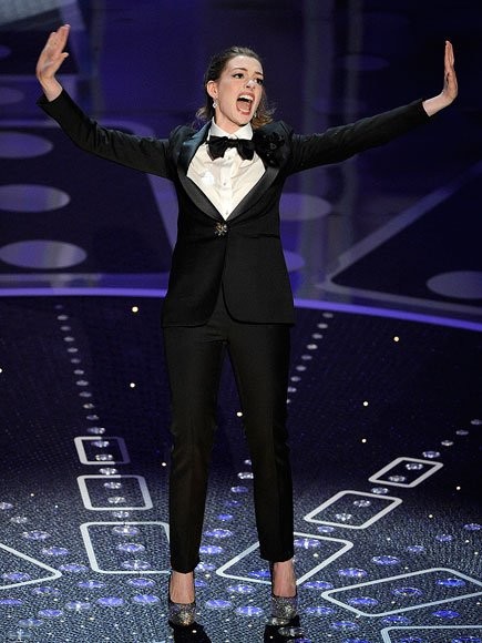Anne Hathaway đã thay trang phục tới 7 lần khi làm MC trong lễ trao giải Oscar năm ngoái