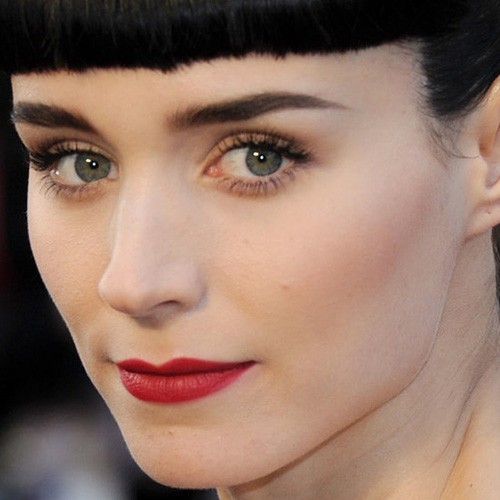 Nữ diễn viên 27 tuổi Rooney Mara cũng chọn son môi màu đỏ như Angelina Jolie, nhưng cô không dùng son bóng