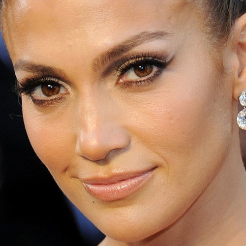 Jennifer Lopez cũng tạo điểm nhấn ở đôi mắt với winged-eyeliner