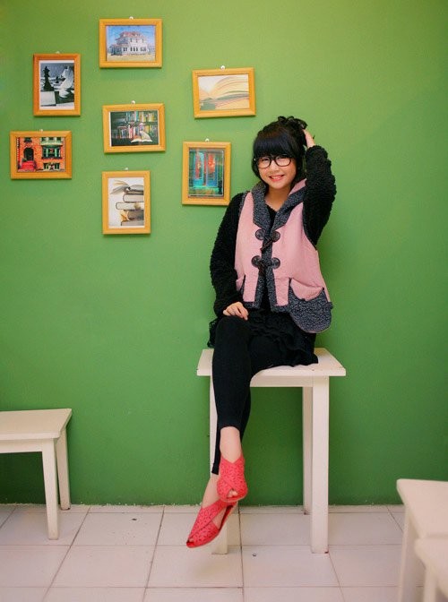 Không hẳn là một người mẫu teen chuyên nghiệp nhưng Quỳnh Anh vẫn thể hiện được ý đồ của bộ hình trong nhà một cách tự nhiên và ăn ảnh.