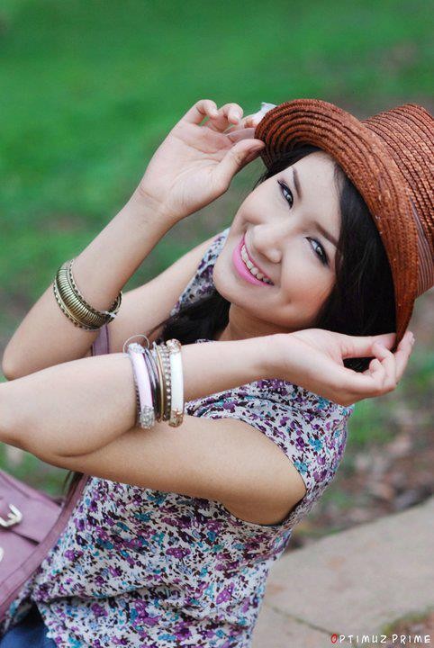 Hồng Trần là tên Facebook của hot girl nổi tiếng không chỉ về sắc đẹp mà cả trong học tập, hoạt động ngoại khóa của trường Đại học Kinh tế quốc dân. Những bức hình của cô được đăng tải trên Facebook được chụp lại với những lát cắt ấn tượng và duyên dáng.