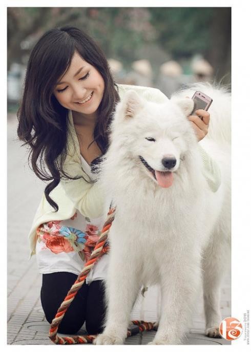 Những bức hình chụp chung với cún cưng của teen girl Hồng Trần cũng nhận được nhiều comment từ cư dân mạng.