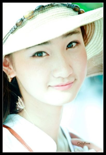 Khuôn mặt trái xoan cân đối, nước da mịn mạng, đôi mắt biểu cảm là lý do vì sao bộ hình của Thu Trang được đăng tải lên trang Facebook của những "hot girl " tiêu biểu.