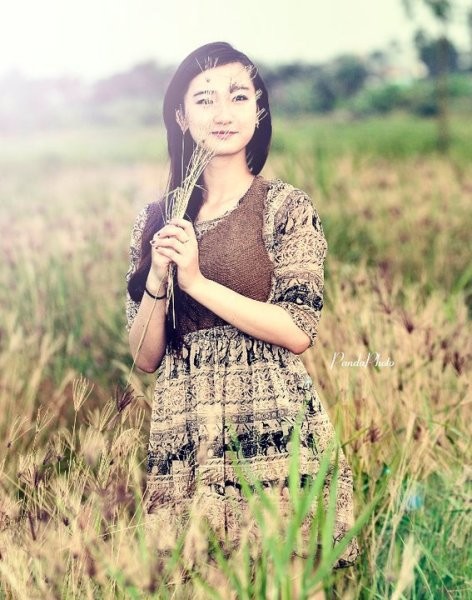 Giữa khung cách thiên nhiên cỏ dại càng tôn lên bức chân dung của một teen girl Thu Trang hồn nhiên và mơ mộng.