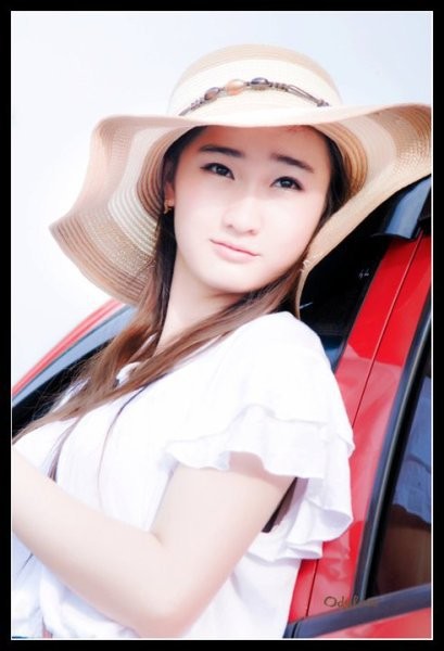 Dưới chiếc mũ rộng vành cho thấy từng đường nét dễ thương của một teen girl sinh năm 1992. Chỉ với một chút make up cho đôi mắt, làn môi, Thu Trang khiến cho nhiều người phải nức lòng vì vẻ đẹp tự nhiên này.