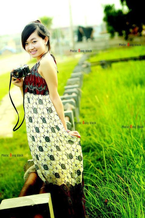 Những buổi chụp hình hoa cỏ, một chiếc váy dễ thương, gợi cảm một chút sẽ giúp cô nàng nổi bật hơn trên phông nền màu xanh.