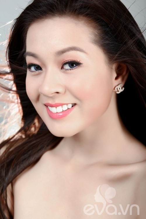 Hoa hậu châu Á tại Mỹ Michell Nguyễn chọn gam màu hồng tươi khi tham dự tiệc tùng hay dạo phố. Ánh mắt màu vàng đồng càng giúp cho gương mặt rạng ngời và tươi tắn hơn.