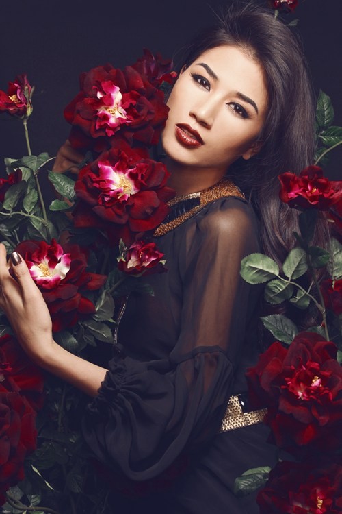 Đôi khi sự biến hóa với tone màu đỏ huyết dụ cũng mang đến cho Trang Trần vẻ đẹp quyến rũ và yêu kiều.
