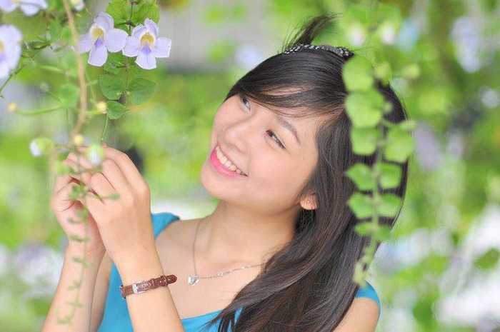 Với một chút son phấn Lê Vân Anh - cô nàng sinh viên trường Đại học Kinh tế Quốc dân khiến nhiều người lay động với nụ cười trước hoa và gió.