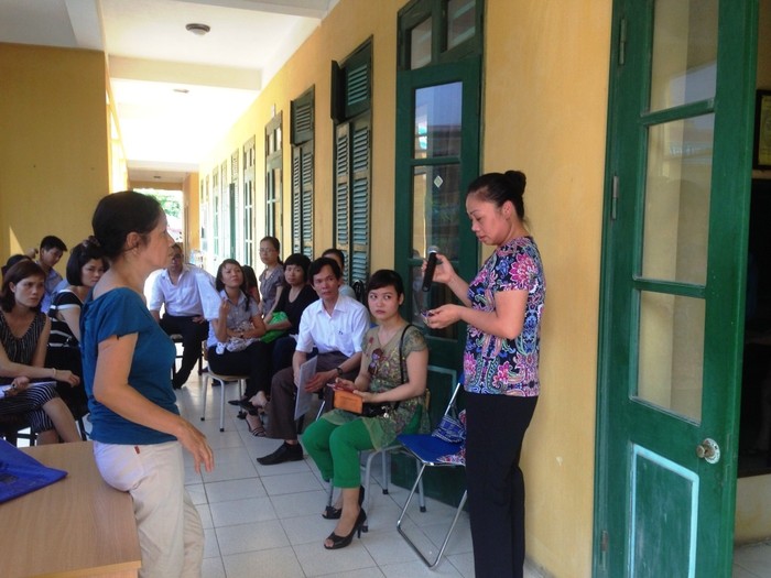 Bà hiệu trưởng Nguyễn Thị Ngọc Oanh (người cầm mic) đang phổ biến các quy định “riêng” của Trường tiểu học Ngô Gia Tự.