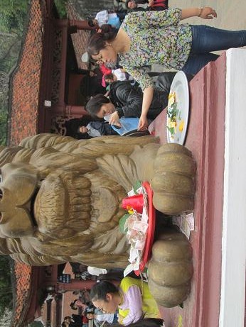 Hình ảnh phản cảm tại Lễ hội Chùa Hương năm 2014 (Ảnh: Baohaiquan)