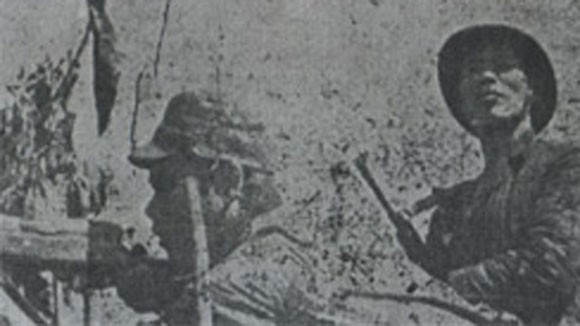 Bùi Nguyên Khiết (trái) trong cuộc chiến đấu bảo vệ biên giới phía Bắc năm 1979 (Ảnh tư liệu)