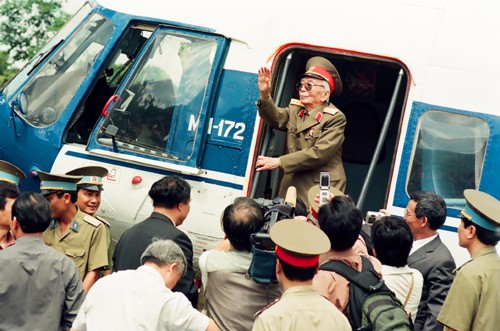 Năm 2004, nhân kỷ niệm 50 năm Chiến thắng Điện Biên Phủ, Đại tướng Võ Nguyên Giáp đã lên thăm bà con vùng căn cứ cách mạng. Ảnh: Trần Hồng
