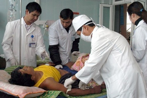 Cấp cứu nạn nhân ở bệnh viện Lai Châu (Ảnh: Sơn Thủy)