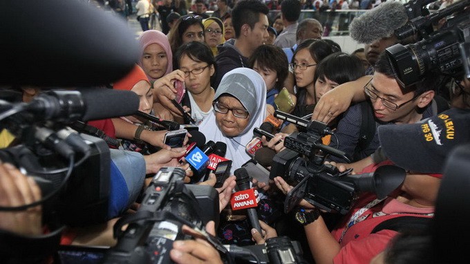 Gia đình nạn nhân tại sân bay Kuala Lupur ngày 8-3-2014 - Ảnh: AP /Lai Seng Sin