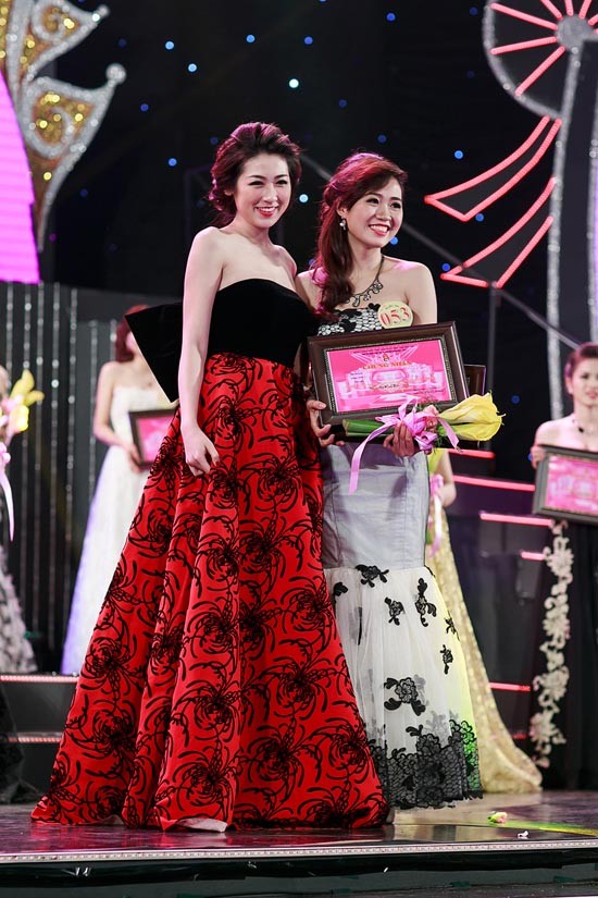 Tú Anh, Mai Phương Thúy trao giải thưởng cho các thí sinh đoạt giải