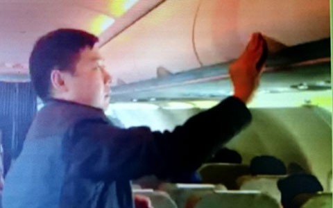 Ngày 19/1, hành khách Zhang Giang (Trung Quốc) ăn cắp đồ tại giá hành lý trên chuyến bay VN 600 Bangkok (Thái Lan) - TP HCM đã bị tiếp viên Vietnam Airlines bắt quả tang.