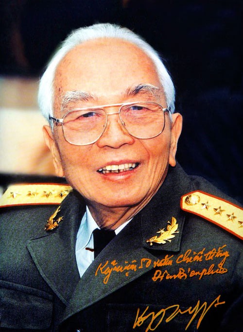 Hình ảnh Tướng Giáp nhân ngày kỷ niệm 50 năm chiến thắng Điện Biên Phủ (Ảnh tư liệu).