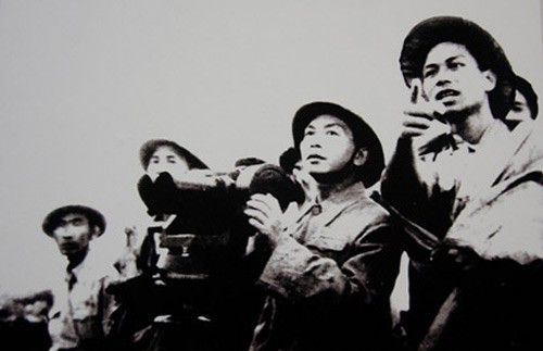 Tổng tư lệnh Võ Nguyên Giáp theo dõi diễn biến chiến dịch Điện Biên Phủ (1954) (Ảnh tư liệu).