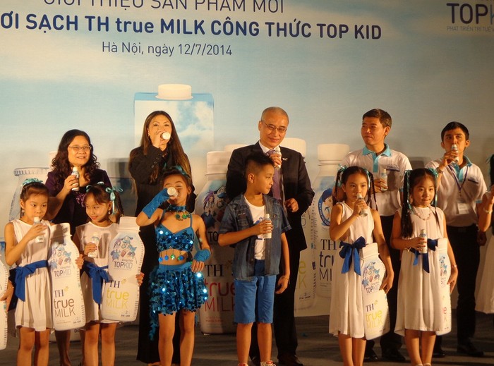 Lãnh đạo hãng sữa TH True Milk cùng trẻ nhỏ dùng thử sản phẩm mới tại buổi lễ ra mắt sữa tiệt trùng có công thức TOPKID.