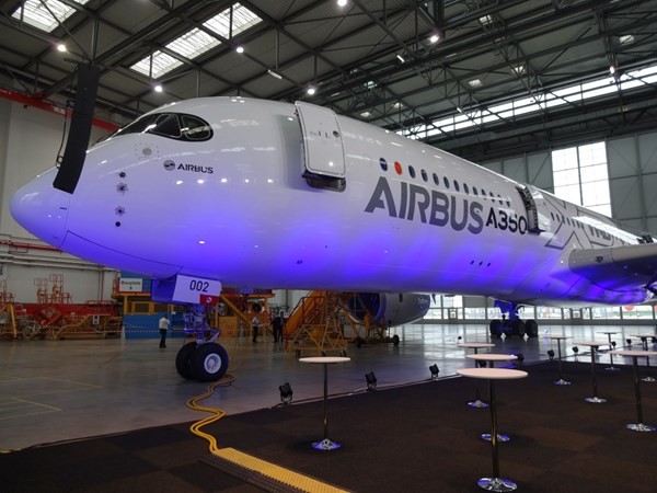 Airbus A350 XWB là dòng máy bay thân rất rộng được Airbus phát triển thiết kế từ năm 2004.