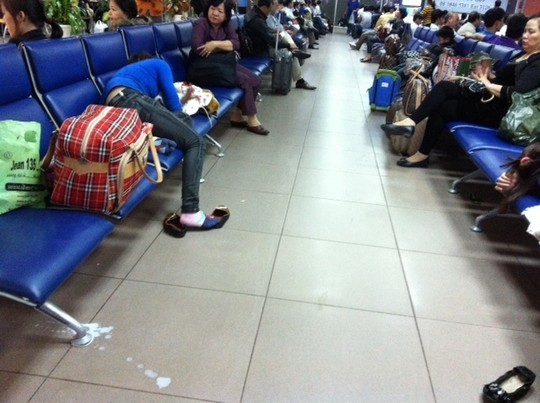 Hình ảnh nhếch nhác tại sân bay quốc tế Nội Bài - Ảnh Tô Hà/NLĐ