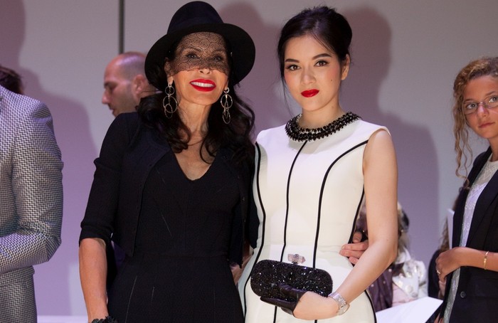 Lý Nhã Kỳ và nữ tỉ phú Mouna Ayoub tại Paris fashion week.