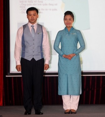 Đồng phục mới của nam và nữ tiếp viên Vietnam Airlines.