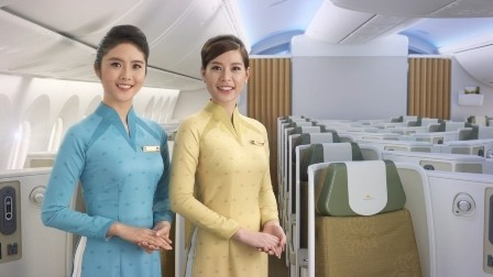 Bộ đồng phục mới của tiếp viên Vietnam Airlines, kiểu dáng và màu sắc khác biệt hoàn toàn so với 15 năm qua.