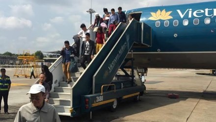 Chuyến bay hạ cánh xuống sân bay Tân Sơn Nhất thay vì Cần Thơ (Ảnh: Tiền Phong)