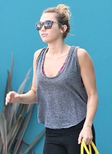 Ngôi sao nhạc pop Miley Cyrus đang trên đường ra ô tô để trở về sau buổi tập thể dục tại phòng tập West Hollywood. Cô ăn mặc khá thoái mái, vô tình để lộ chiếc áo ngực bên trong màu đỏ.