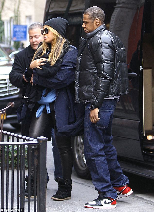 Siêu sao Beyoncé “lộ diện” cùng con gái Blue Ivy và chồng Jay-Z vào cuối tuần qua.. Họ cùng đi ăn trưa tại New York