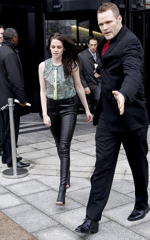 Kristen Stewart, nữ diễn viên nổi tiếng của bộ phim ma cà rồng xuất hiện thật xinh đẹp và phong cách tại show diễn Balenciaga, nằm trong khuôn khổ của tuần lễ thời trang Paris vào hôm 1/3 vừa qua.