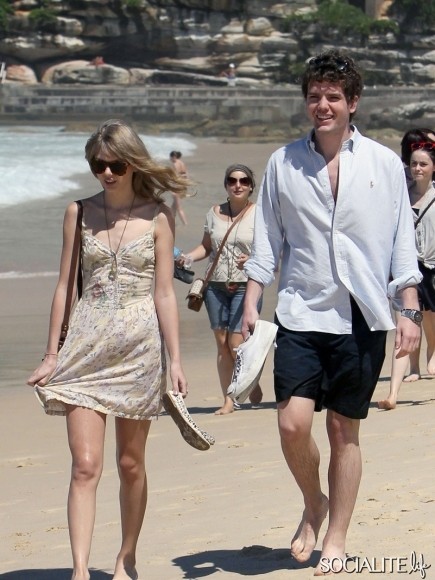 Taylor Swift đi cùng em trai Austin Swift trong chuyến lưu diễn Speak Now ở Australia. Hai chị em Taylor Swift có những giây phút thư giãn rất vui vẻ trên bãi biển Bondi