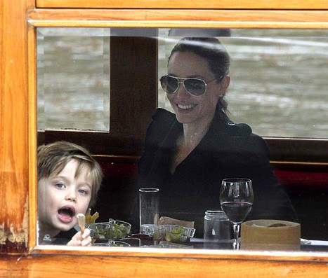 Angelina Jolie và hai con gái Shiloh và Zahara đi thuyền ở Amsterdam