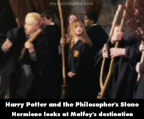 Ở bài học bay đầu tiên, khán giả thấy Hermione ngước nhìn lên trời theo hướng bay của Malfoy mặc dù lúc đó Malfoy mới chuẩn bị bay