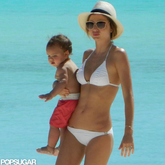 Vợ chồng Miranda Kerr - Orlando Bloom và con trai đi du lịch ở bãi biển Bora Bora, Pháp vào tuần trước