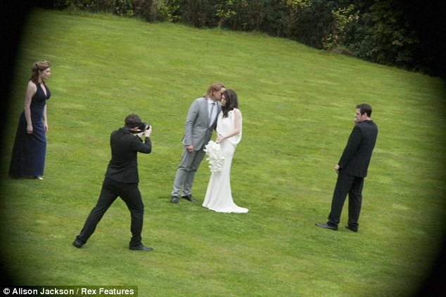 Nhiếp ảnh gia Alison Jackson đã mơ về lễ cưới đó của Brangelina qua các bức ảnh cưới… giả mô phỏng của mình. Bà đã hình dung ra đám cưới của Brad Pitt và Angelina Jolie sau đó nhờ người hóa trang thành cặp đôi quyền lực này để chụp ảnh.
