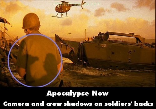Phim Apocalypse Now (Ngày tận thế), bóng camera và đoàn làm phim ở trên áo của diễn viên