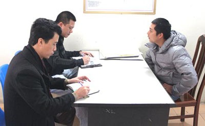 Trung úy Vương Đình Huỳnh (bên phải) trình bày lại sự việc xảy ra (Ảnh CA TPHCM)