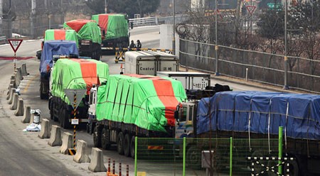 Đoàn xe tải viện trợ bột mì của Hàn Quốc rời thành phố Kaesong (Triều Tiên) hôm 27.1.
