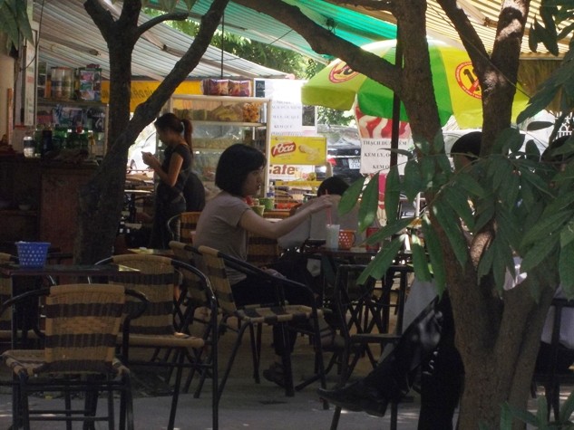 Những quán cafe quanh trường Đại học Sư phạm Hà Nội luôn chật cứng sinh viên vào tránh nóng