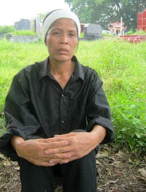 Bà Hòa, em gái ông Thảo đau đớn kể lại sự việc với phóng viên