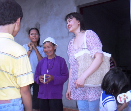 Bà Lê Ê-lê-na (bên phải) trong một lần thăm trại trẻ mồ côi