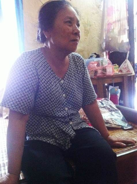 Bà Chiến - mẹ ruột của nạn nhân Hoa - đau đớn kể lại vụ việc.