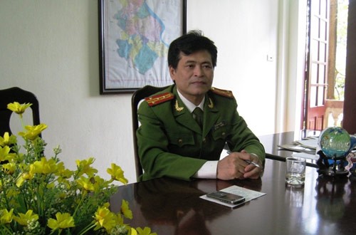 Đại tá Lê Văn Nghiêm trao đổi với PV báo Giáo dục Việt Nam