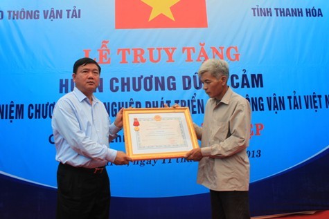 thừa ủy quyền của Chủ tịch nước, Bộ trưởng Đinh La Thăng trao Huân chương dũng cảm cho người đại diện gia đình anh Hiệp
